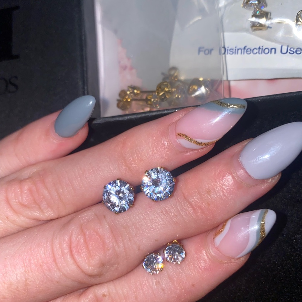 (5 PAIRS) Gold post diamond earring set